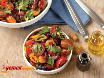 Fasulyeli Domates Salatası