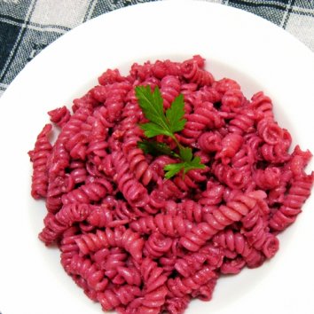 Pancarlı Kırmızı Makarna