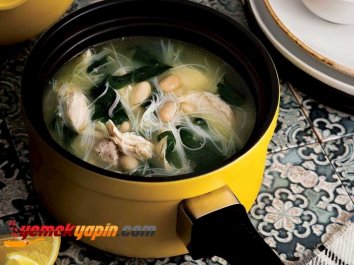 Tavuklu Ve Pazılı Noodle Çorbası