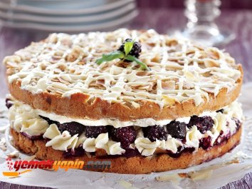 BÖĞÜRTLENLİ VE BADEMLİ PASTA