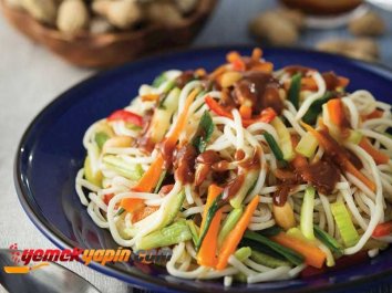 Yer Fıstığı Soslu Noodle