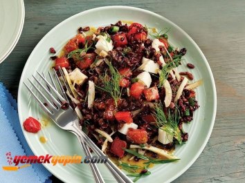 PEMBE DOMATESLİ SİYAH PİRİNÇ SALATASI