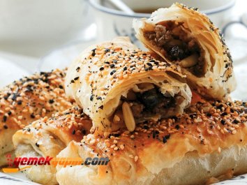 FISTIKLI VE KIYMALI BÖREK