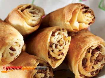 KIYMALI KURU BÖREK