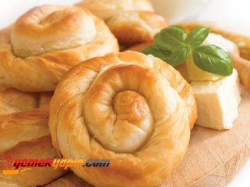 PEYNİRLİ VE FESLEĞENLİ GÜL BÖREK