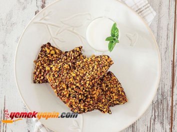 ANTEP FISTIKLI ÜÇGEN KURABİYE