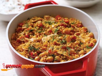 NOHUTLU VE TAVUK ETLİ BULGUR PİLAVI