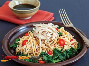 Ispanaklı ve Tavuk Etli Noodle