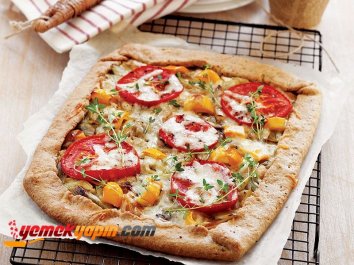 DOMATESLİ VE PIRASALI TART