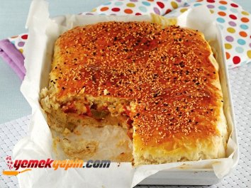 PEYNİRLİ VE SUCUKLU BÖREK
