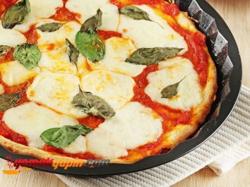 SARIMSAKLI VE MOZARELLALI PİZZA