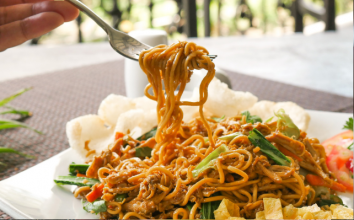 Çok pratik tatlı soya Soslu noodle (Pad See Ew) tarifi