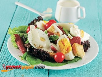 Yumurtalı ve Sosisli Salata