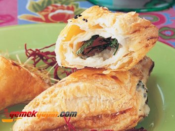 ÇERKEZ PEYNİRLİ VE DEREOTLU BÖREK