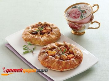 ELMALI VE BÖĞÜRTLENLİ GALETTE