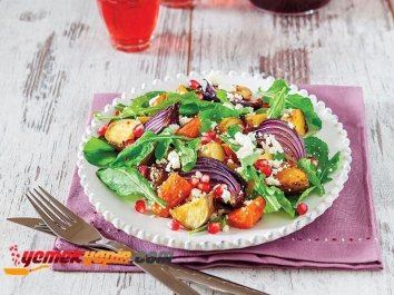 NAR TANELİ VE KIRMIZI SOĞANLI ROKA SALATASI