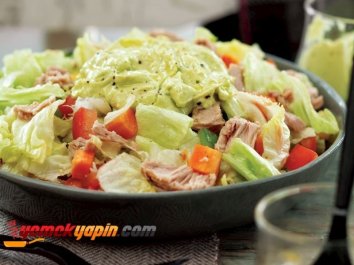 TON BALIKLI VE AVOKADO SOSLU SALATA