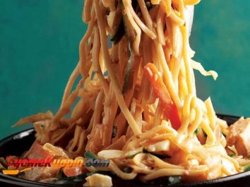 Bademli ve Tavuk Etli Noodle