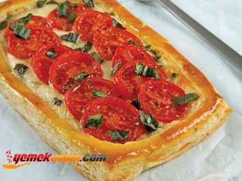 DOMATESLİ VE MOZZARELLALI TART