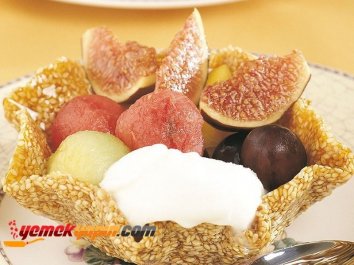 Krokanlı Dondurmalı Meyve Salatası