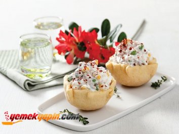 TAVUK ETLİ VE SEBZELİ TARTÖLET
