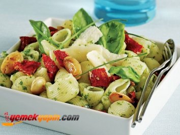 Fesleğenli Ve Bademli Makarna Salatası
