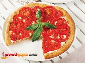 LOR PEYNİRLİ VE DOMATESLİ PİZZA