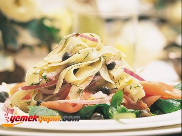 ROKA YAPRAĞINDA SOMONLU MAKARNA