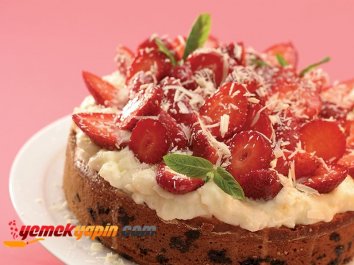 ÇİLEKLİ VE DAMLA ÇİKOLATALI PASTA