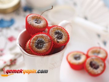 VİŞNELİ MİNİ KEKLER