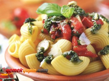 Ispanaklı Ve Domates Soslu Makarna Salatası