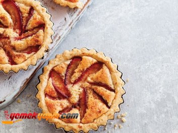 BADEM PÜRELİ ERİKLİ MİNİ TART