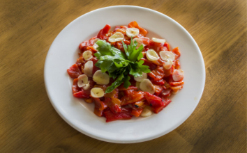 En pratik közlenmiş biberli sirkeli salata tarifi