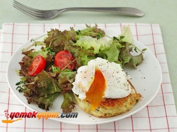 Poşe Yumurtalı Ve Balık Köfteli Salata