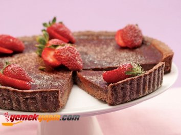 ÇİLEKLİ VE ÇİKOLATALI TART
