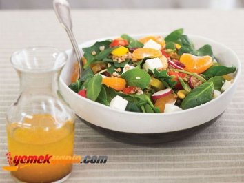 MANDALİNALI VE KARABUĞDAYLI KUZU ISPANAK SALATASI