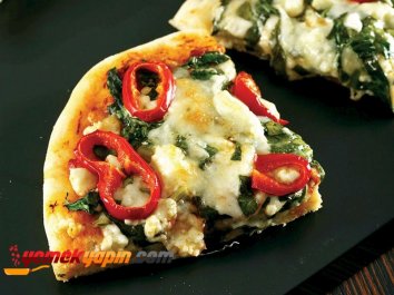 ISPANAKLI VE BEYAZ PEYNİRLİ PİZZA