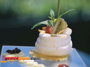 MERENG VE ÇİLEKLİ GEVREK ANANAS