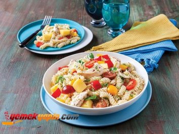 Tavuk Etli, Mangolu Ve Renkli Biberli Makarna Salatası