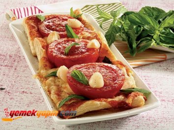 KIZARMIŞ DOMATESLİ VE SARIMSAKLI TART