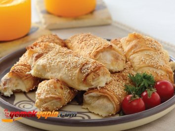 BEŞAMELLİ VE TAVUK ETLİ BÖREK