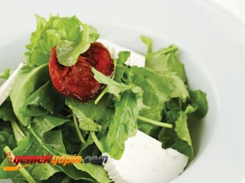 Bahar Otlarıyla Salata