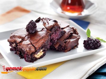 BÖĞÜRTLENLİ VE BEYAZ ÇİKOLATALI BROWNİE