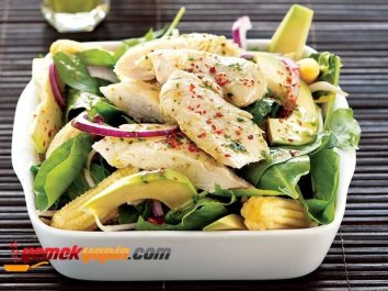 Avokadolu Ve Ispanaklı Tavuk Salatası