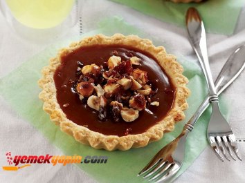 KARAMELLİ VE FINDIKLI TART