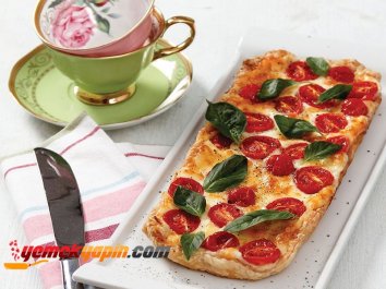 FESLEĞENLİ VE DOMATESLİ MİLFÖY TART