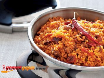 KURUTULMUŞ DOMATES VE BİBERLİ, ETLİ BULGUR PİLAVI