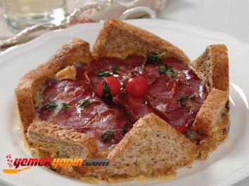 YUMURTALI VE PASTIRMALI EKMEK TARTI