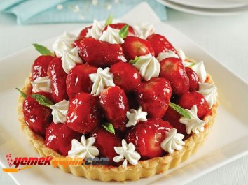 BEYAZ ÇİKOLATA SOSLU VE ÇİLEKLİ TART