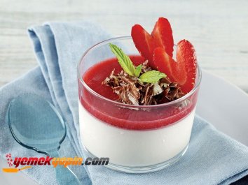 ÇİLEKLİ PANNA COTTA